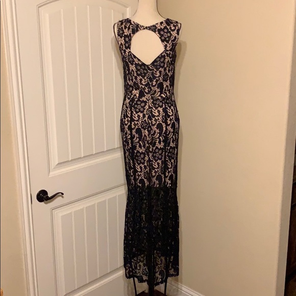 Beautiful lace black evening gown - Picture 2 of 7